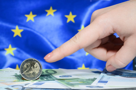 argent money euro finances affaires billets credit banque mains epargne salaire compte europe CEE union europeen