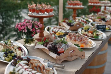 Crédence de cuisine en verre imprimé Buffet, Bar Table fourchette en plein air avec apéritifs italiens et fleurs fraîches