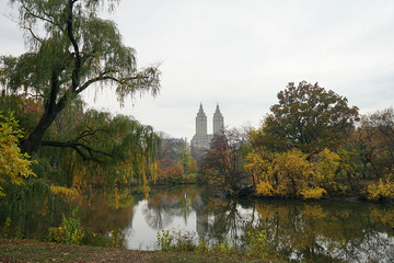 Obraz na płótnie Canvas New York Central Park Lake Autumn with Skyline