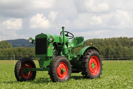 alter historischer grüner Traktor