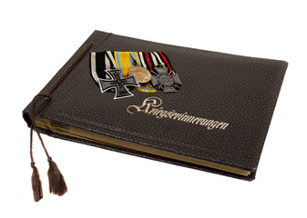 Fototapeta premium schönes altes fotoalbum mit bildern vom krieg