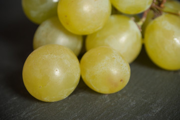 raisin blanc sur fond d'ardoise