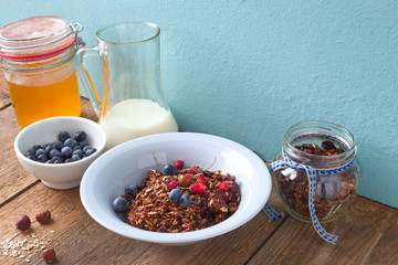 Granola mit Milch und Honig
