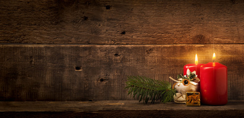 Fototapeta na wymiar Zweiter Advent, Kerzen vor Holzhintergrund mit Textfreiraum