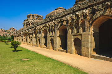 Obraz premium Ancient ruins in Hampi, Karnataka, India. Elephant Stables in Royal Centre, is located in the area that lies just outside the Zenana Enclosure.