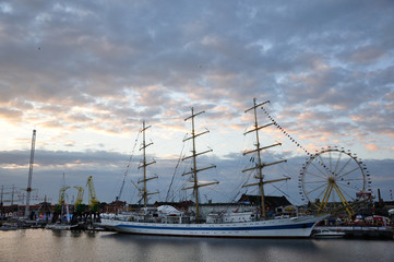 Szczecin -  widok o wschodzie słońca na przycumowane jachty w szczecińskiej marinie i Wałach Chrobrego. 