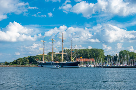 Fluss Trave mit der Viermastbark Passat in Travem&uuml;nde