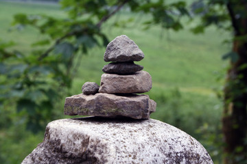 Pyramdie aus Steinen auf der Wiese im Wald