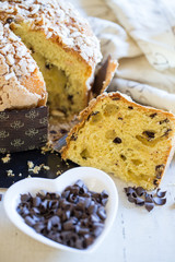 Fetta di panettone con gocce di cioccolato