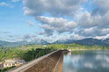 Fototapeta premium Ratchaprapha Dam with cloudy sky in morning