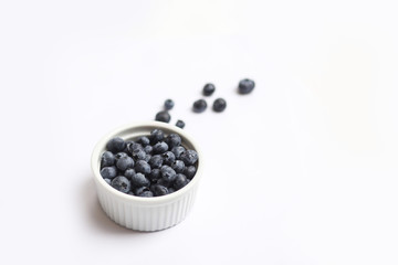 Fototapeta na wymiar Fresh cup of blueberries isolated on white background