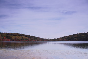 色付く山林に囲まれた湖