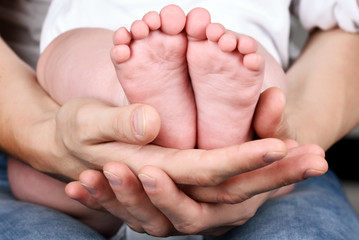 Obraz na płótnie Canvas Baby's feet in mother's hands