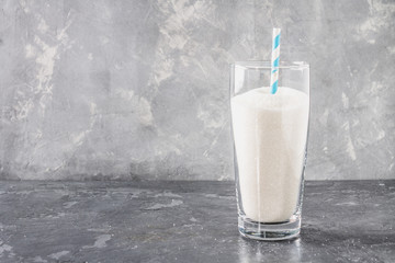 Glass with sugar sand is an unhealthy diet. The contents of sugar in sweet soda.