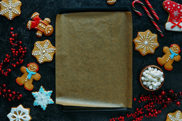 Obraz na płótnie Canvas gingerbreads around baking tray