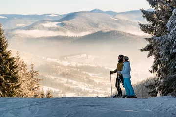 Crédence de cuisine en verre imprimé Sports dhiver Couple de skieurs dans les montagnes