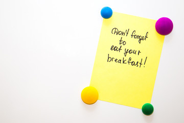 Fridge note with the text about wellness: Don't forget to eat your breakfast!