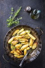 Bratkartoffel mit Kräuter als Draufsicht  in Eisenpfanne