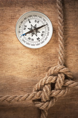 Fototapeta na wymiar compass and rope knot