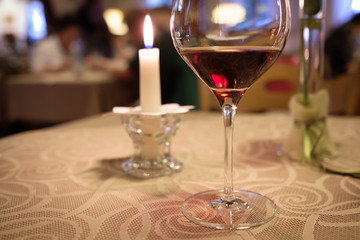 Glas mit Rotwein in einer Weinstube