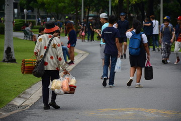 Obraz premium BANGKOK, THAILAND - SEPTEMBER 30, 2017: Thai people and tourists walk and relax in Chatuchak Park