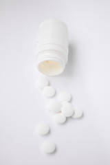 Таблетки на белом фоне 