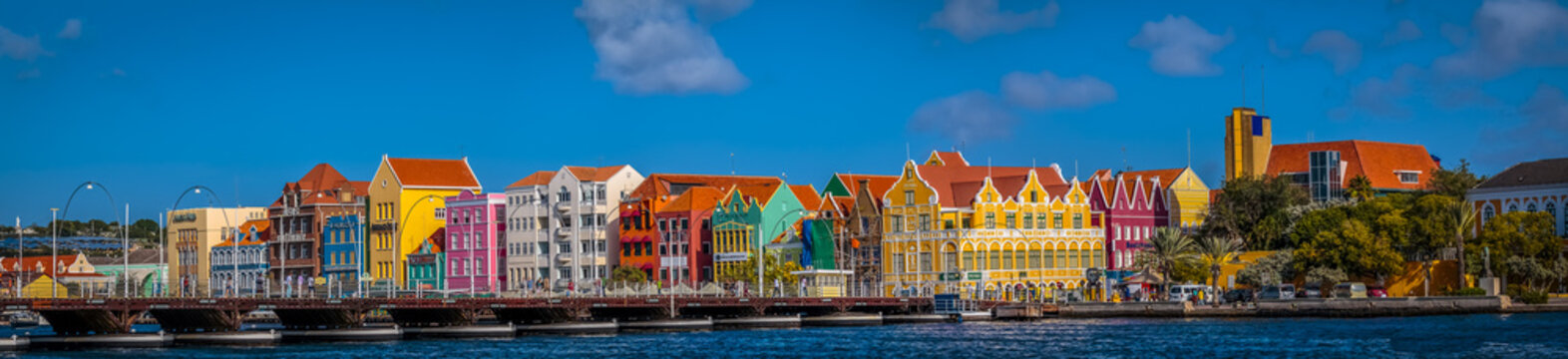 Willemstad Curacou kleurrijk skyline