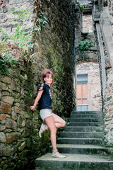 Femme dans une ruelle de Najac