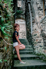 Femme dans une ruelle de Najac