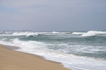 Fototapeta na wymiar 강릉 겨울 바다의 파도.(Waves of the Gangneung winter sea.)