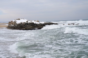 강릉 겨울 바다의 파도.(Waves of the Gangneung winter sea.)
