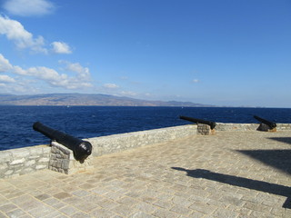 Historic cannons in Hydra © Jennifer de Montfort