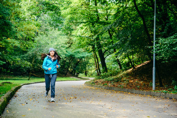 Obraz premium young pretty woman run utside in the park