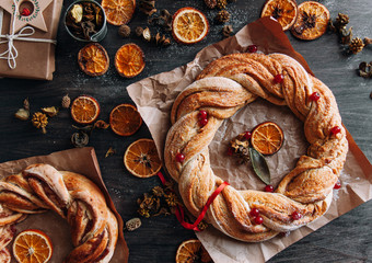 Cinnamon wreaths with dried oranges