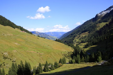 Blick auf die Alpen im Pinzgau bei Saalbach Hinterglemm in Österreich.