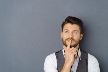 mann plant etwas und schaut in gedanken nach oben