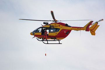 Fototapeta na wymiar hélicoptère de secours