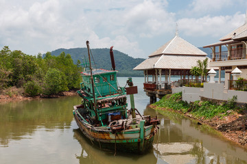 Obraz premium Old abandoned fishing boat
