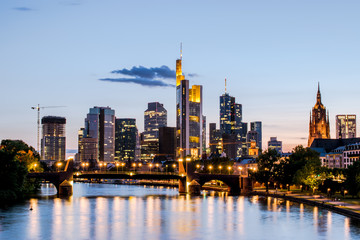 Fototapeta premium Widok na panoramę Frankfurtu w nocy. Centrum finansowe Niemiec.