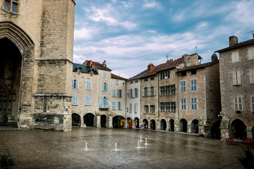 Le Collégiale et la place Notre-Dame de Villefranche-de-Rouergue