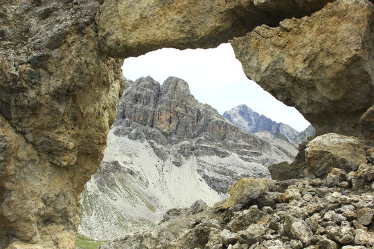 Val d&acute;Agnel, Blick durch das Felsentor an der Fourcla digl Leget auf Corn Alv.