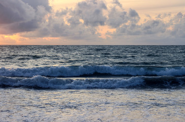 Fototapeta na wymiar sunset with cloudy sky above ocean