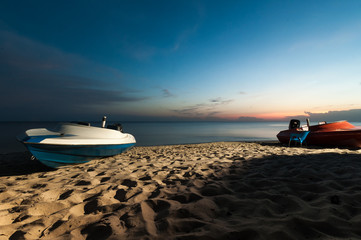 Две лодки на берегу синего моря