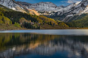Fototapeta na wymiar Autumn in Telluride view from Trout lake with mountain and forest reflection