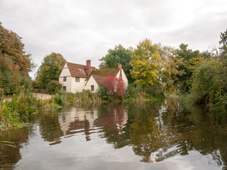 Obraz premium willy lotts cottage in flatford mill during the autumn no people