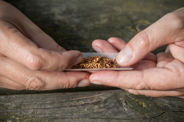 d&eacute;tail mains et cigarette roul&eacute;e