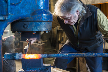 Kunstschmied in seiner Schmiedewerkstatt, Pfronten, Allgäu, Bayern