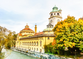 Obraz premium View on autumn landscape arround Muellersches Volksbad in Munich