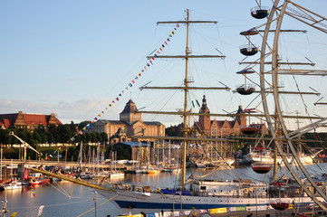 Szczecin - widok z Łasztowni na Wały Chrobrego podczas The Tall Ships Races  - obrazy, fototapety, plakaty