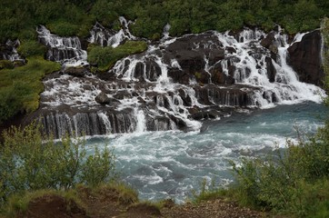 Island: Wasserfälle Hraunfossar und Barnafoss bei Húsafell
